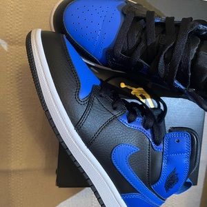 Some creases other than that they’re in great condition.